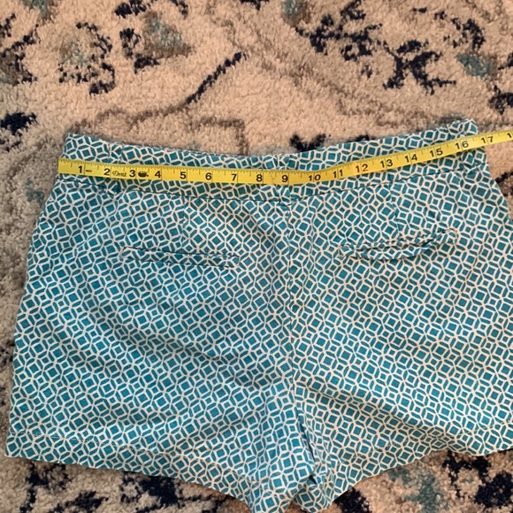 Loft Size 8 geometric pattern teal and cream shorts with front and back pockets - Picture 3 of 7